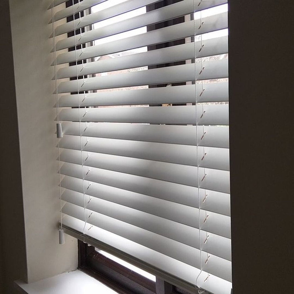 Faux Wood Blinds: The Elegance of Wood, the Practicality of Faux